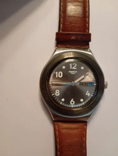 Relógio Swatch Irony pulseira em couro analógico calendário.
