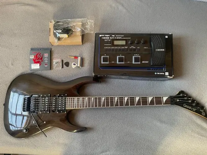 Guitarra Groovin + Pedaleira Boss GT1