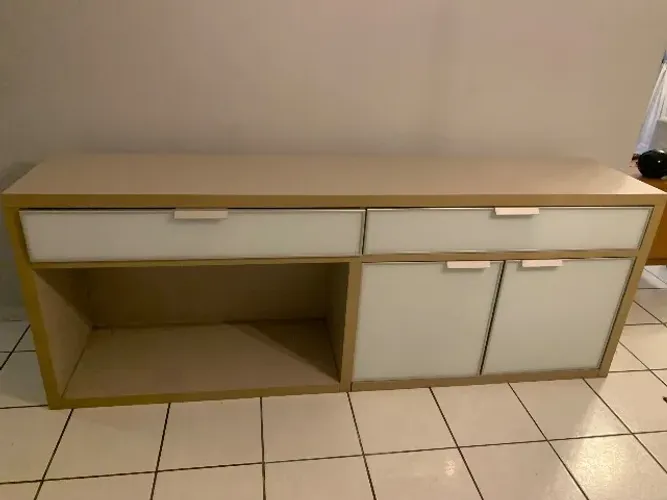 Buffer com 2.10cm dois gavetões, armário com duas portas de vidros jateados e puxadores (C