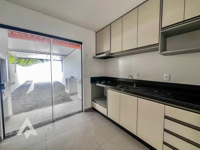 Sobrado com 2 suítes para locação, por R$ 2.700,00 - Bairro Itoupava Central - Blumenau/SC