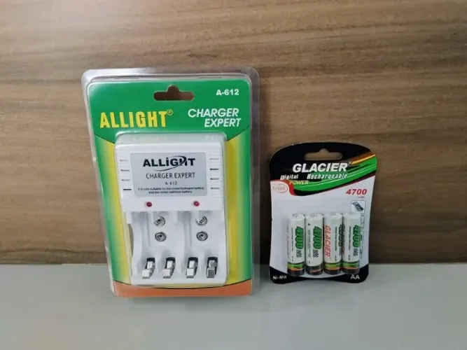 Kit Carregador de Pilhas + 4 Pilhas Recarregáveis AA 4700 MAh