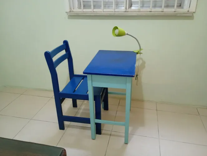 Escrivaninha com cadeira e luminária