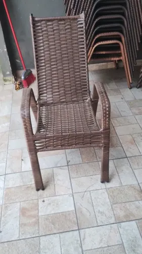 cadeira de área/varanda em fibra sintética, modelo poltrona de descanso com encosto alto.