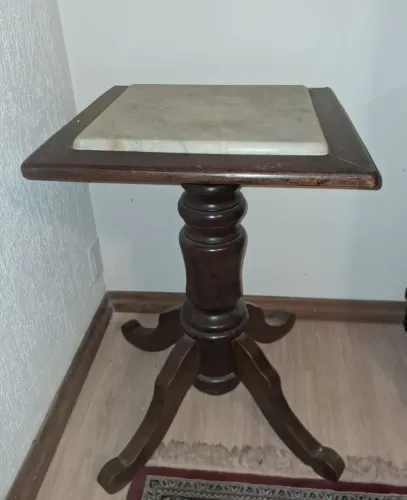 Mesa madeira maciça com tampo mármore