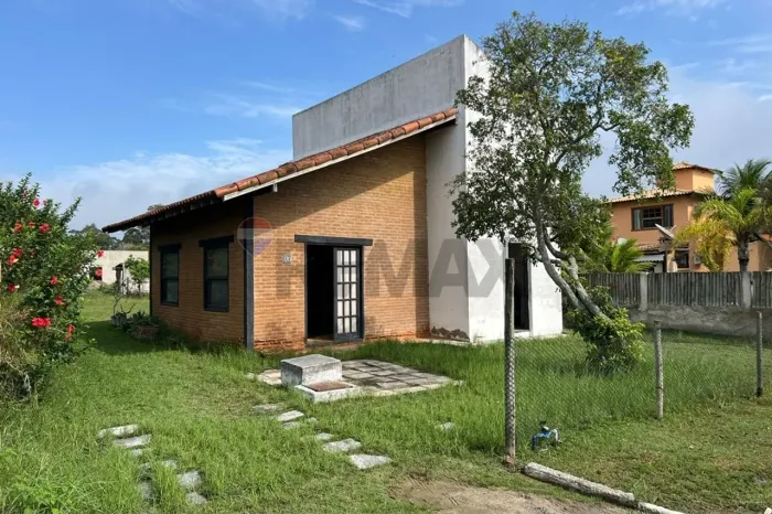 À venda casa com amplo terreno em condomínio fechado no bairro José Gonçalves, Búzios