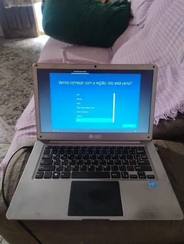 Notebook login com pequenas avarias