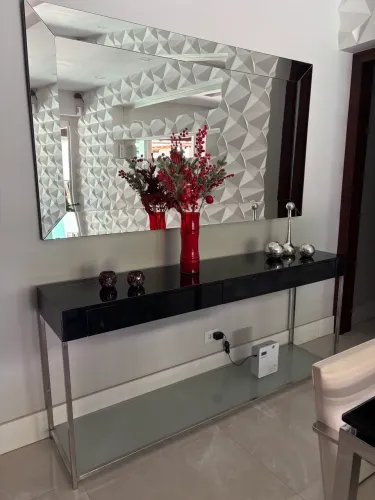 Aparador de Vidro Preto com Pés Cromados - Luxo
