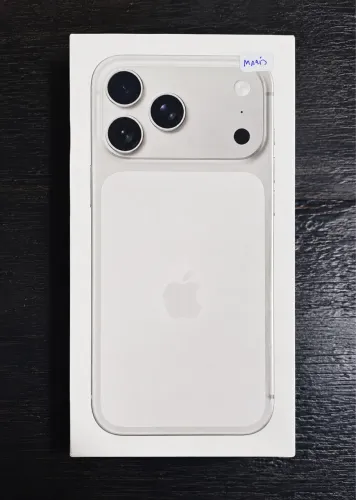 iPhone 17 pro Max Silver