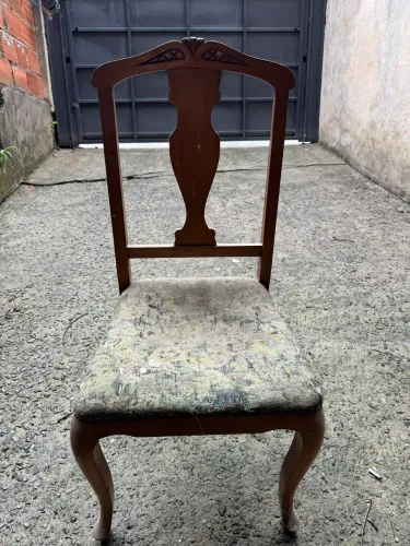 Cadeira antiga em madeira
