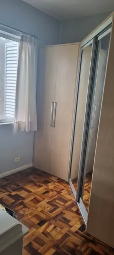 Armário tipo closet com portas de espelho