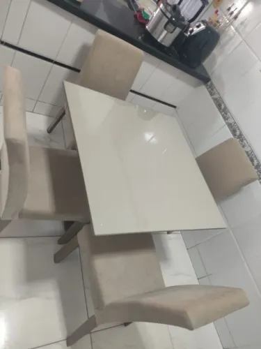 Mesa de jantar muito nova 