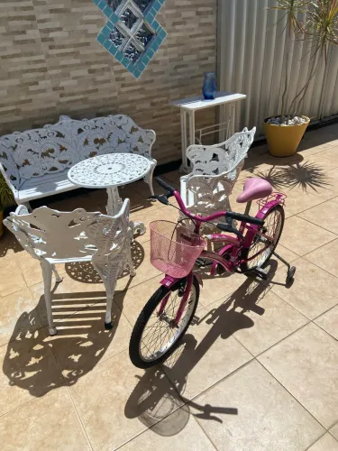Bicicleta princesinha Barbie.