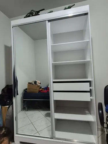Guarda-roupa Bartira com 2 portas de correr, 2 gavetas internas