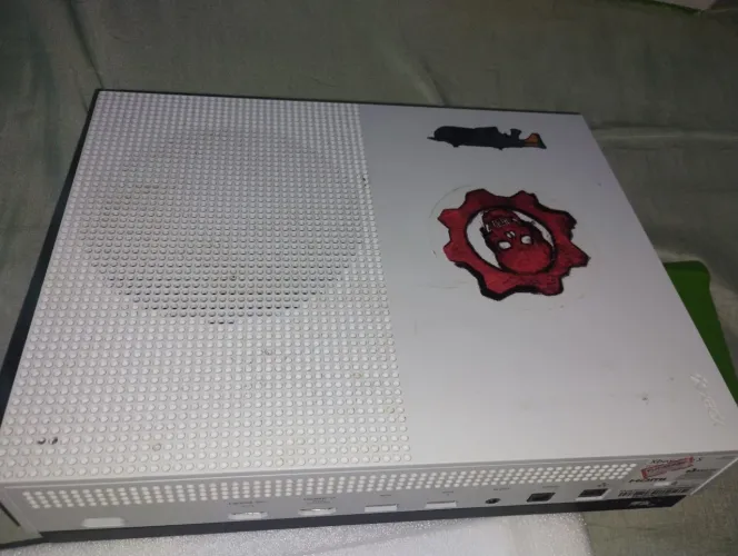 Vendo Xbox one s, com defeito para retirada de peças 