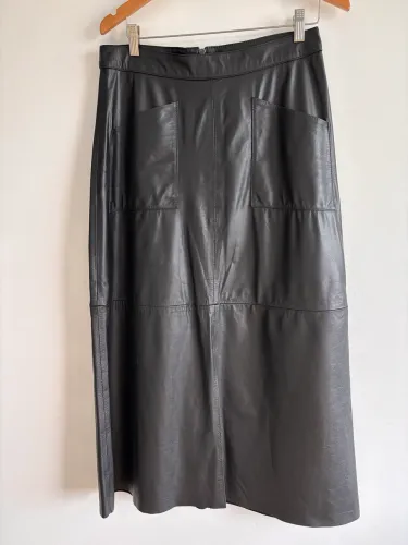 Saia 100% couro preta com bolso