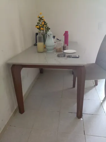 Mesa com 6 cadeiras. Sem entrega, nada quebrada. 
