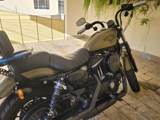 Harley Davidson modelo Iron 883 cc ano 2016. Cor verde.
