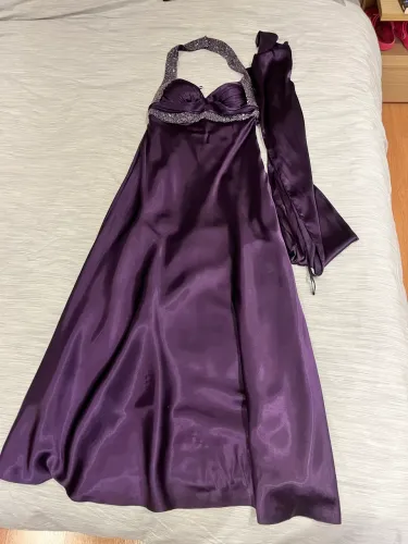 Vestido longo de festa roxo com detalhes em pedrarias