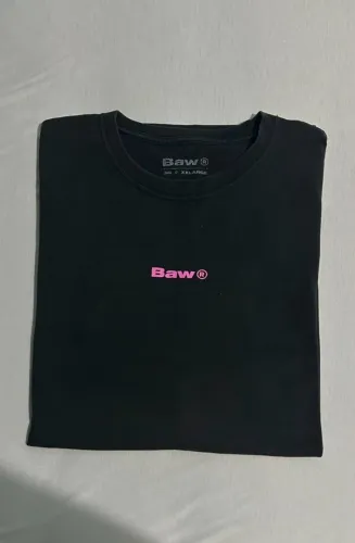 camiseta BAW preta