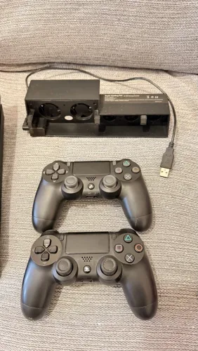 Vendo Ps4 semi novo