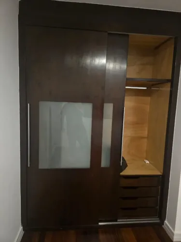 Guarda roupa de madeira