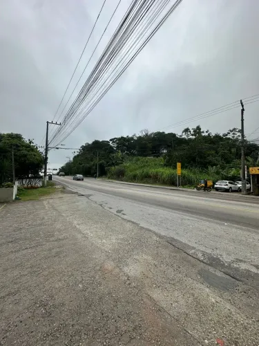 Duas áreas com frente para a avenida no Rio Tavares
