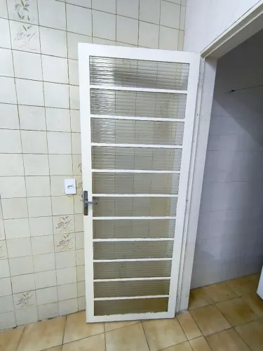 Doa-se porta de ferro