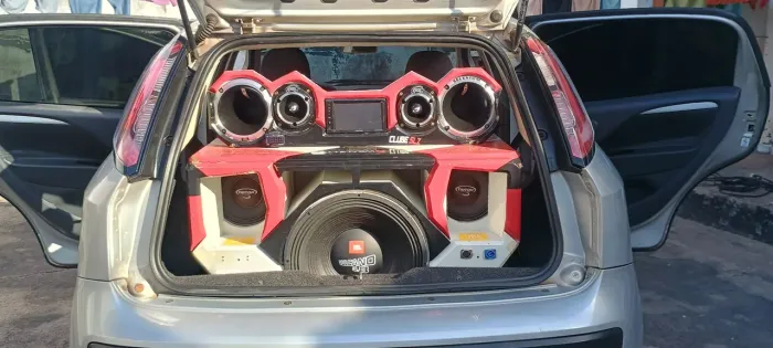Vendo som automotivo semi-novo