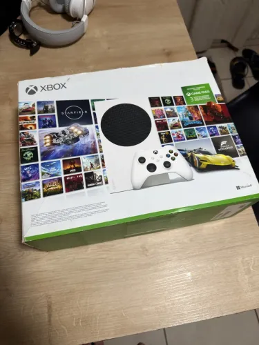 Xbox Series S com acessórios 