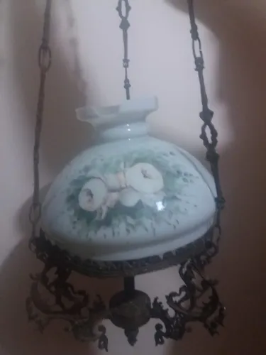 Lustre Luminária de Bronze Antigo com 1 ponto de luz e com cúpula de vidro decorada.