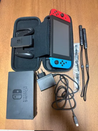 Console Nintendo Switch V2 com capa de transporte original