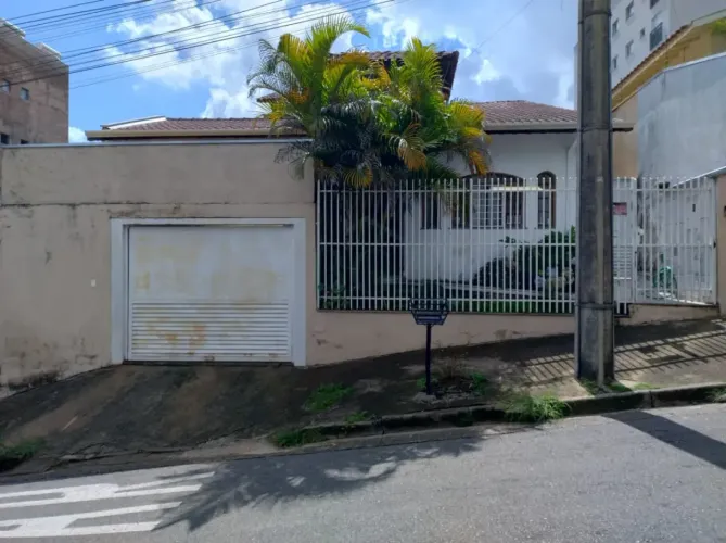 Excelente casa á venda no bairro Village São Luiz em Poços de Caldas MG.