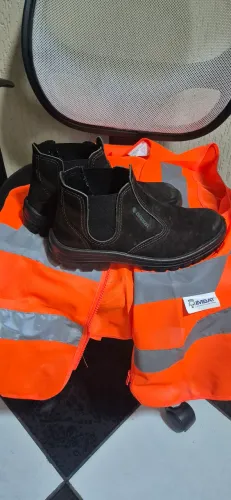 Bota e colete refletivo