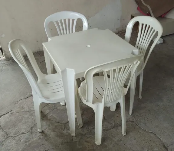 Mesa com cadeiras de plastico