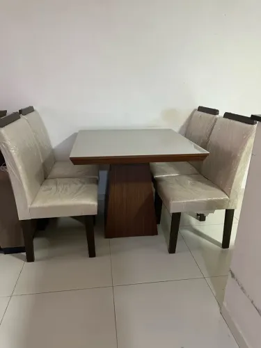 Vendo mesa de 4 cadeiras seminova