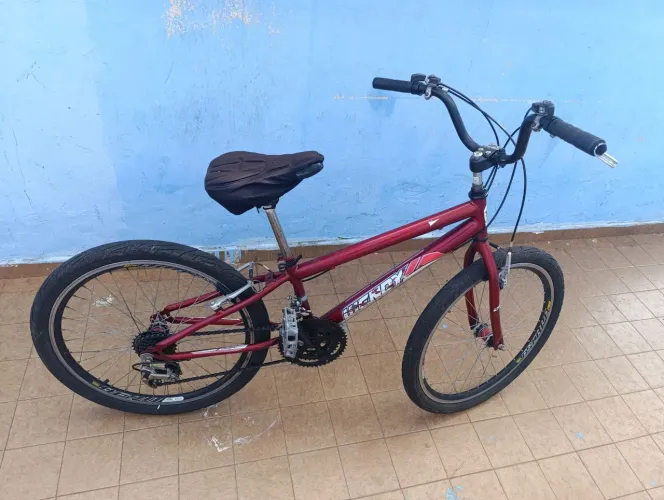 Bicicleta aro 26 com uma peça quebrada 