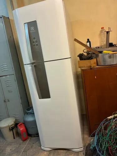 Refrigerador Frost Free Eletrolux branco novíssima