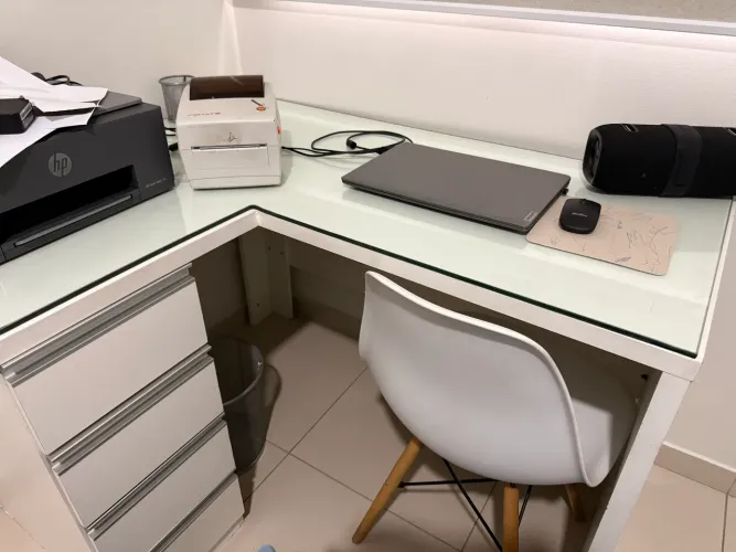 Escrivaninha Mdf com tampo de vidro + cadeira