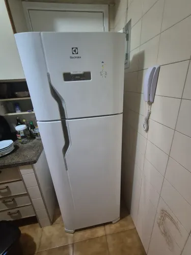 VENDO REFRIGERADOR ELECTROLUX DE 310L MODELO TF39 BRANCO FROST FREE