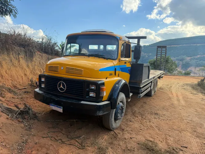 Caminhão MB1313 prancha