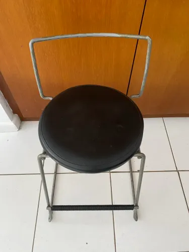 Banqueta em metal e estofado preto