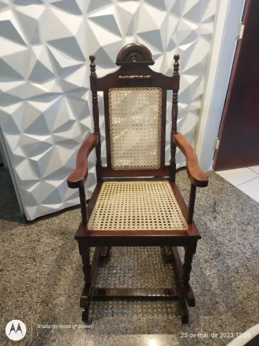 Vendo Cadeira de Balanço - Madeira Maciça