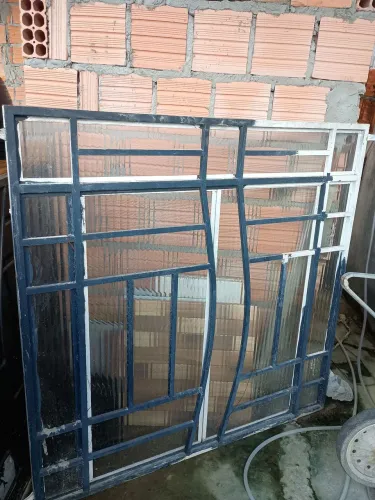 Janela toda no vidro medida 1,20 x 1,20 não faço entrega 
