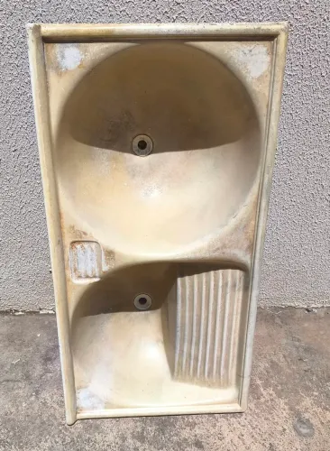 Tanque de lavar roupas na mão