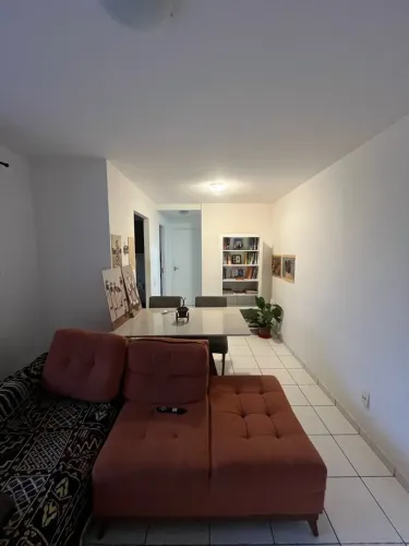 Quarto para alugar em apartamento compartilhado.