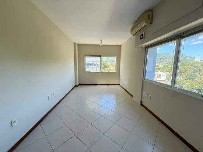Sala na Trindade ao lado da UFSC e todo comercio!