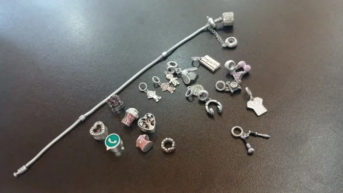 Pulseira Pandora completa com 18 berloques 