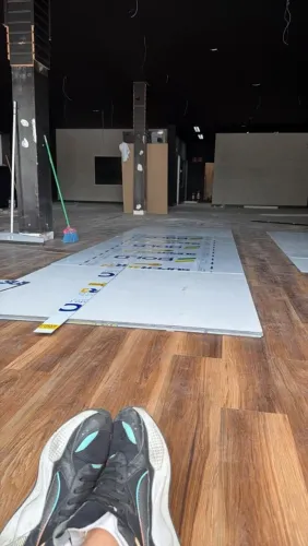 Piso vinilico colado em réguas 2mm primeira linha 60 reais o m2 ou 80 o m2 instalado  