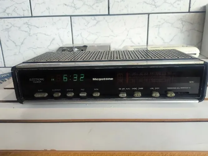 Rádio Relógio Eletrônico Megatone vintage Década de 80 usado /leia a descrição