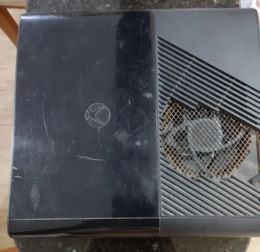 Console X box 360, apresentando luz vermelha.